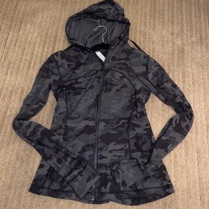 Lululemon HOODED dark green camo define jacket